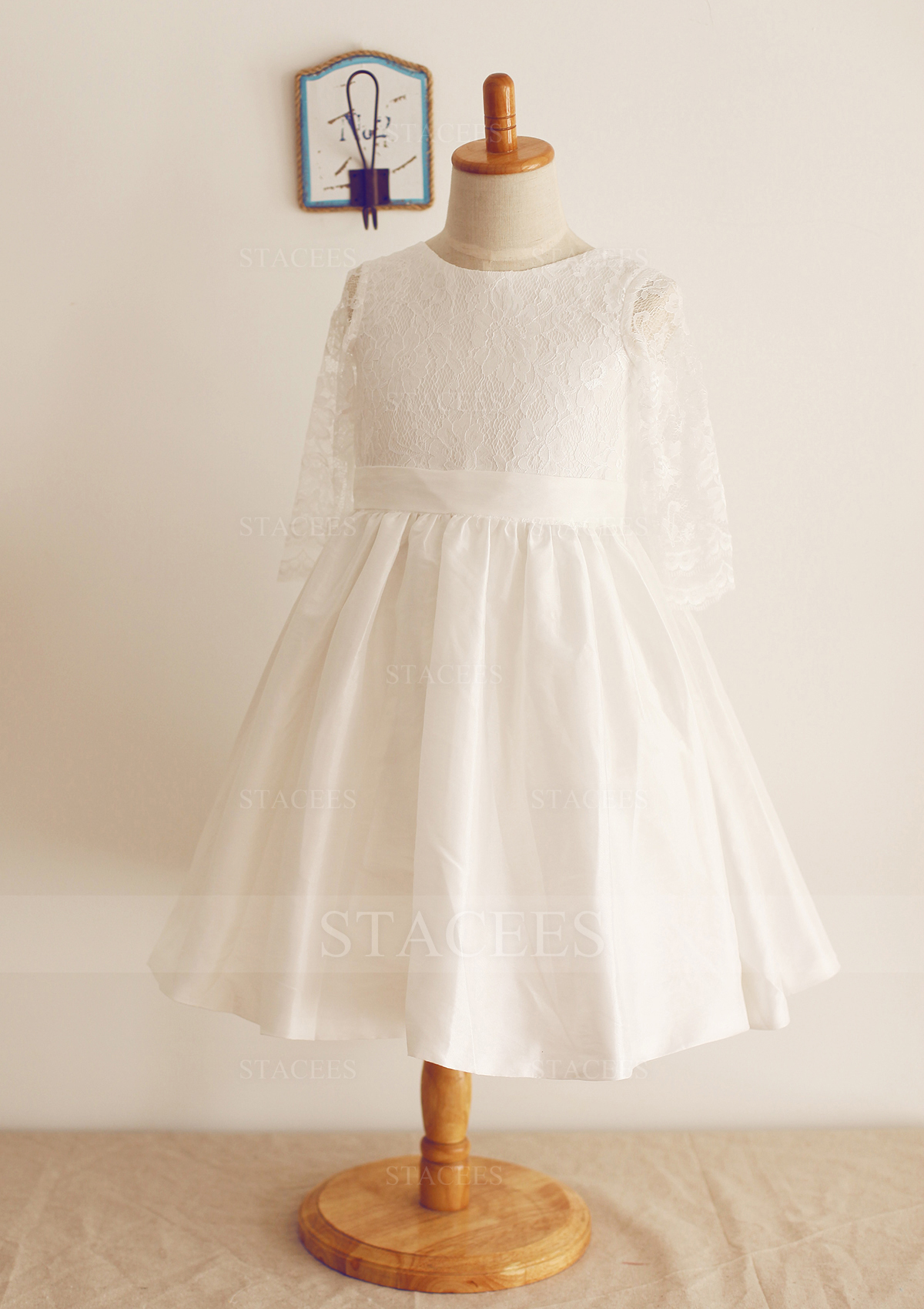 Élégant trapèze/princesse scoop longueur genou dentelle taffetas robe de fille de fleur avec noeud papillon
