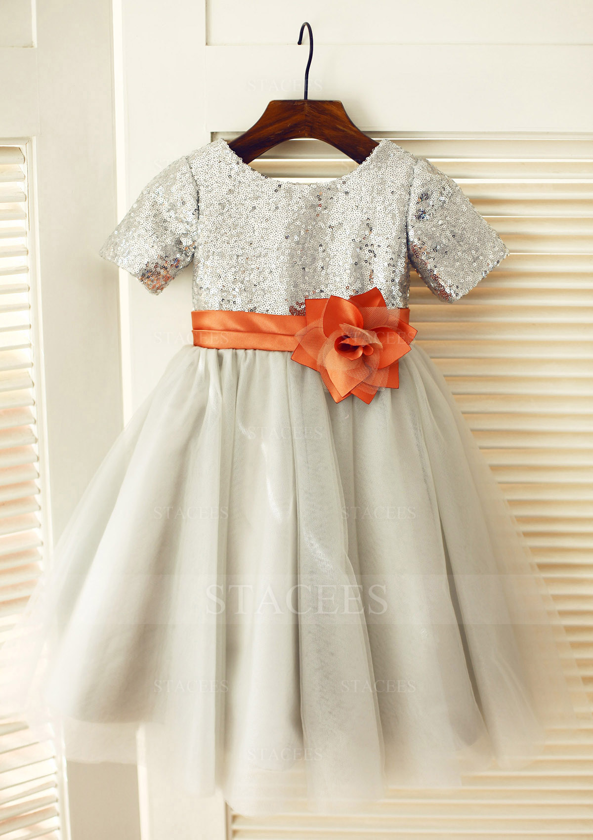 A-line/Princess Short Sleeve Scoop Neck Knee-Length Tulle Sequined Flower Girl Dress With Flowers