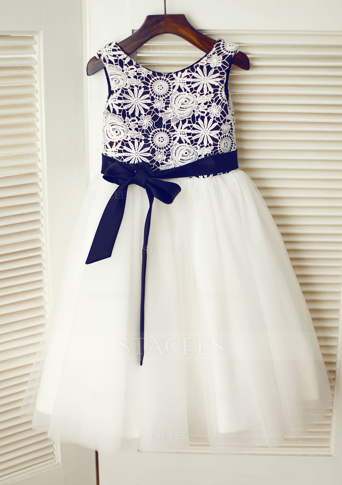 A-line/Princess Scoop Neck Knee-Length Lace Tulle Flower Girl Dress With Appliqued