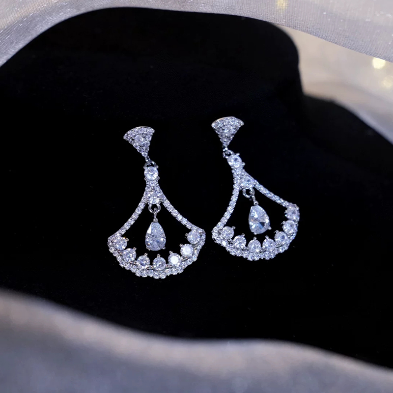 Pendientes exquisitos de cuerpo de cobre con poste de plata S925 y strass para mujer