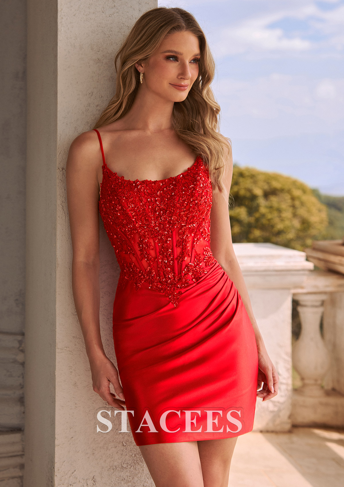 Rouge Fourreau scoop satin soyeux courte/mini robe de fête de la rentré avec appliqué paillettes - STACEES