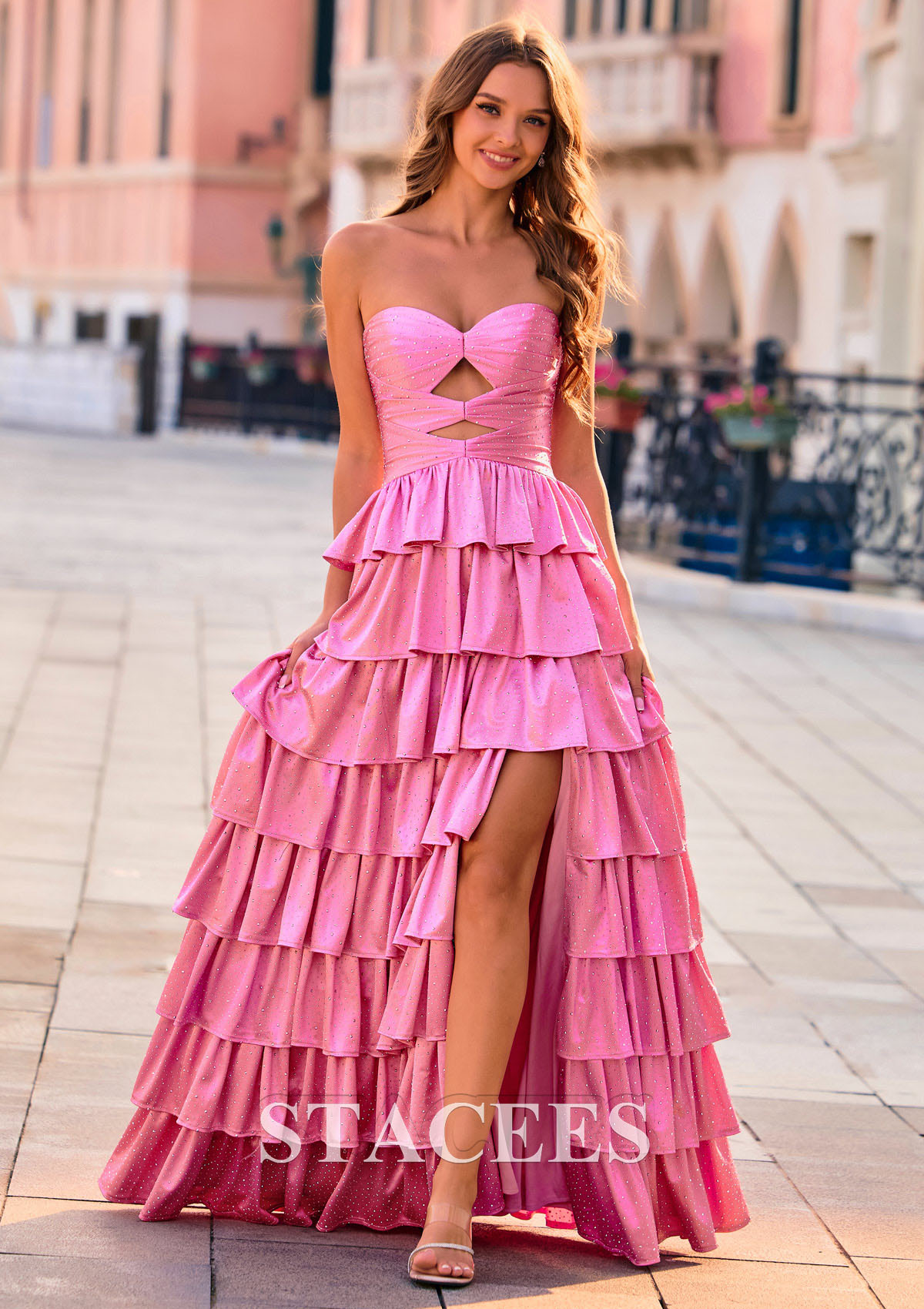 Rose Bonbon Trapèze cache coeur soie comme du satin longueur ras du sol robe de bal avec strass thermocollant trou de serrure - STACEES