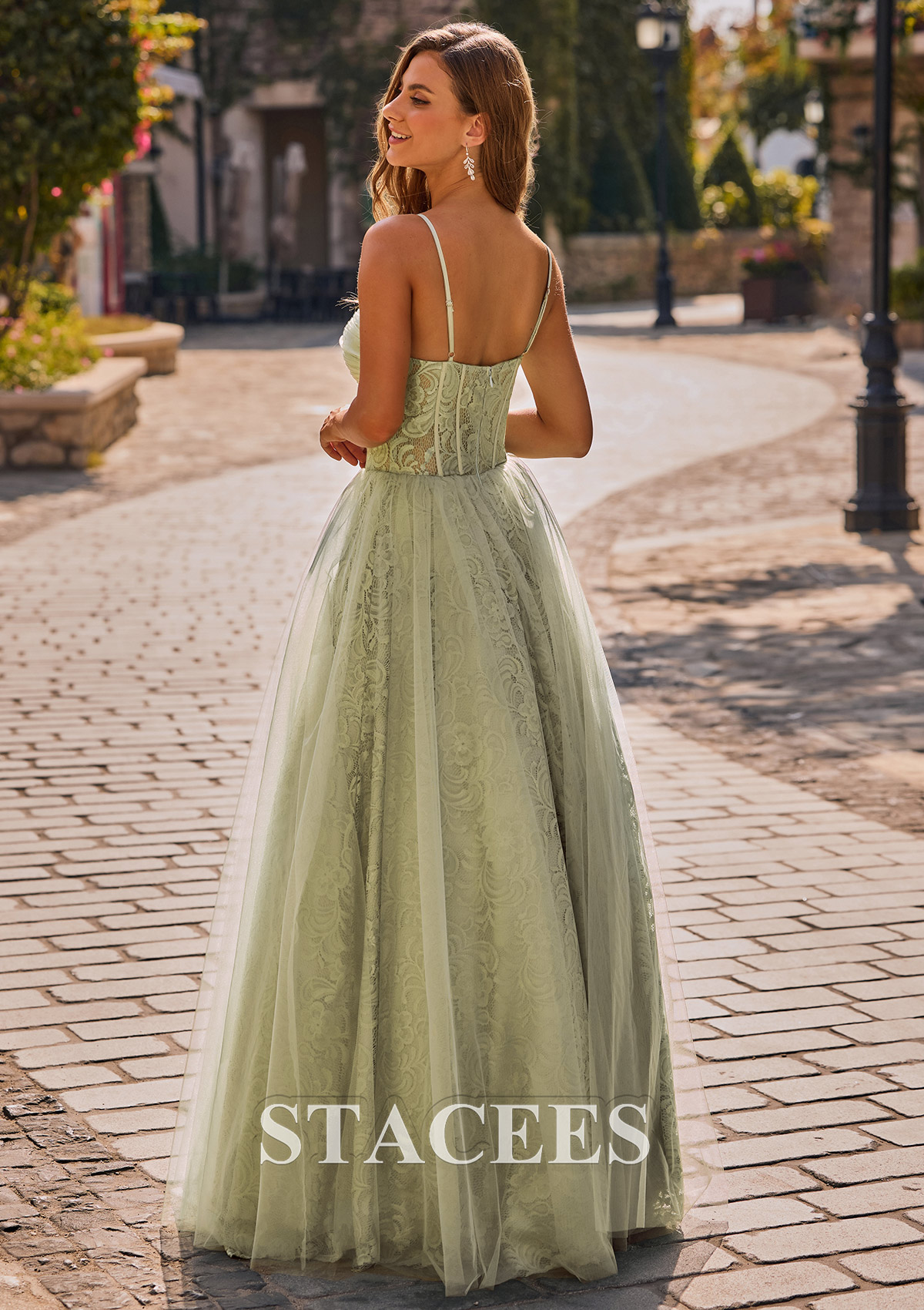 Sauge Trapèze col en v tulle traîne balayage robe de bal  - STACEES