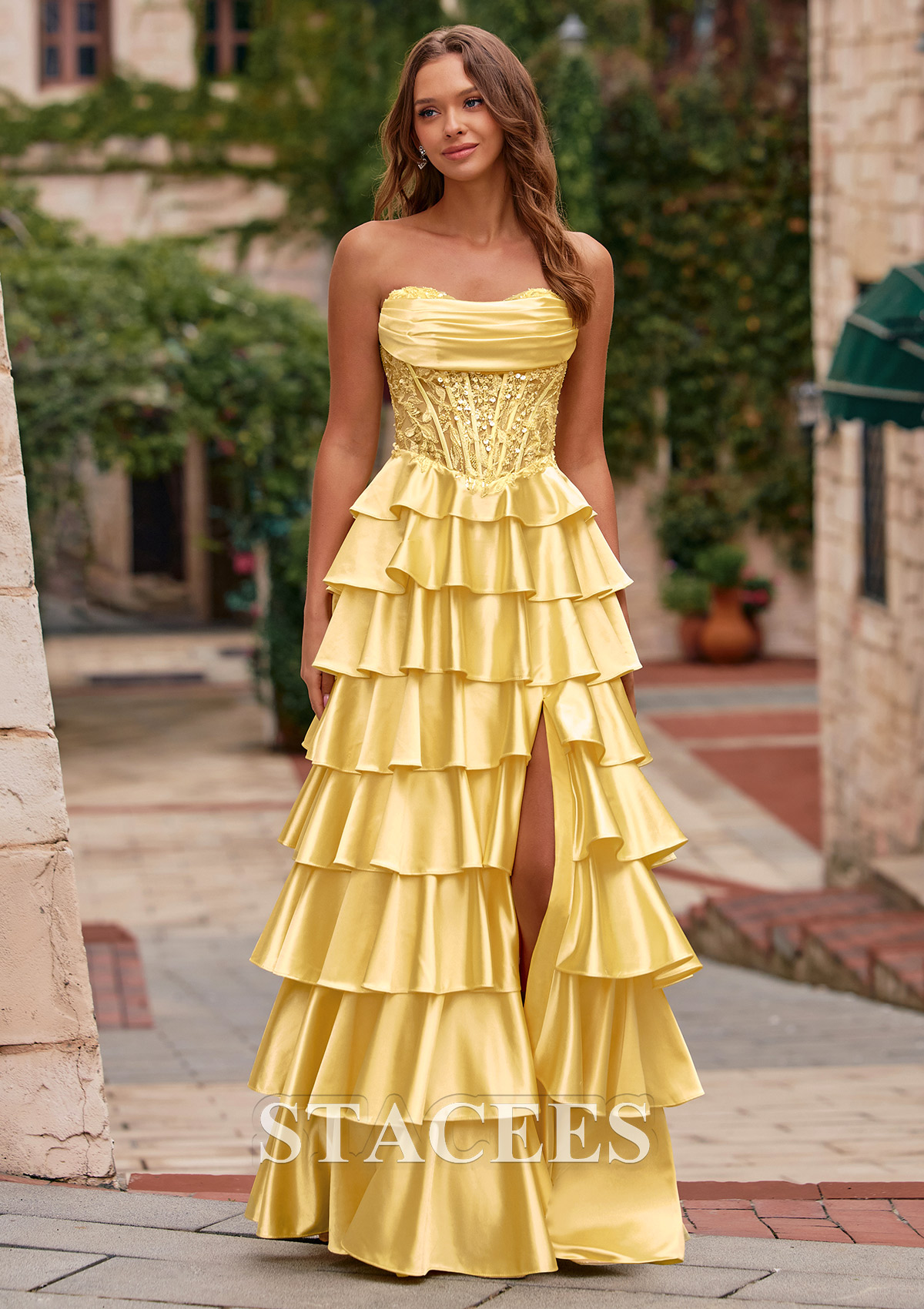 Jonquille Trapèze cache coeur soie comme du satin longueur ras du sol robe de bal avec appliqué volants - STACEES