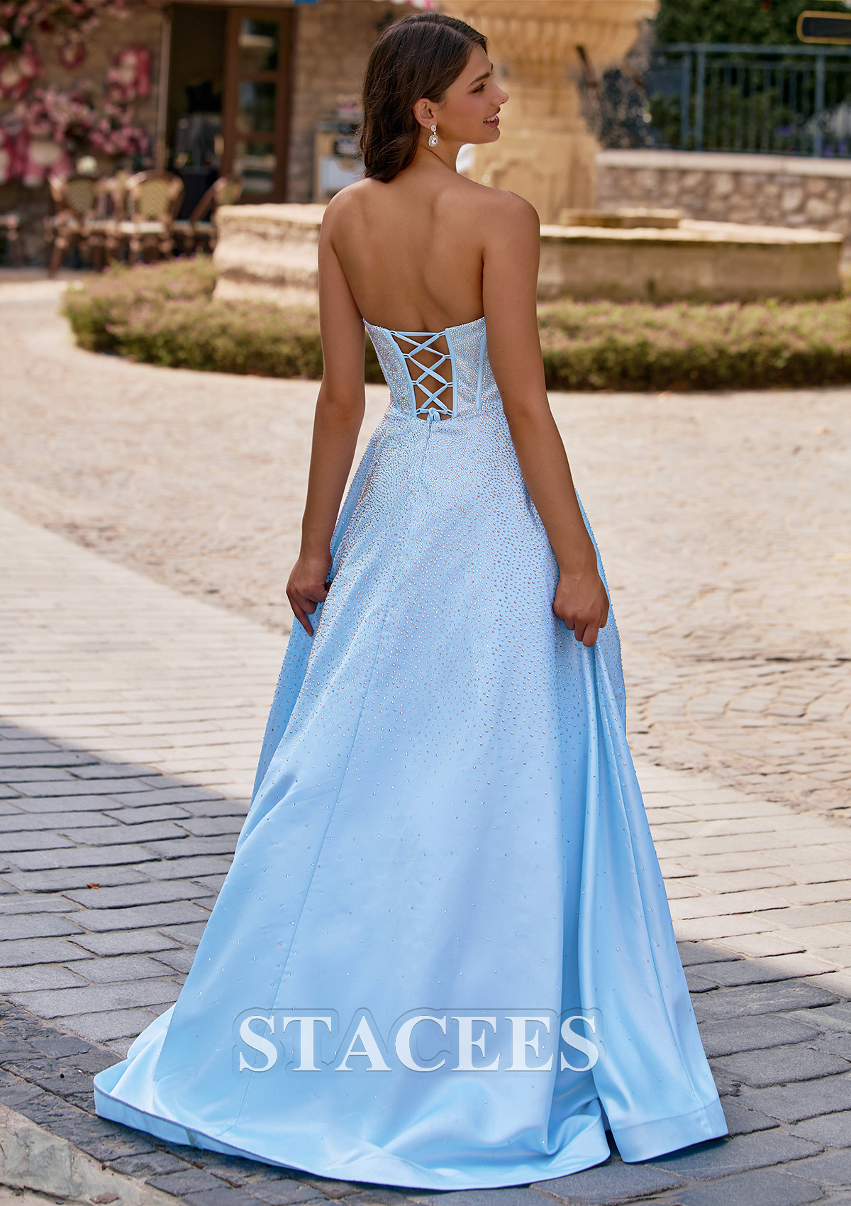 Bleu Ciel Trapèze scoop satin longueur ras du sol robe de bal avec strass thermocollant plissé poches - STACEES