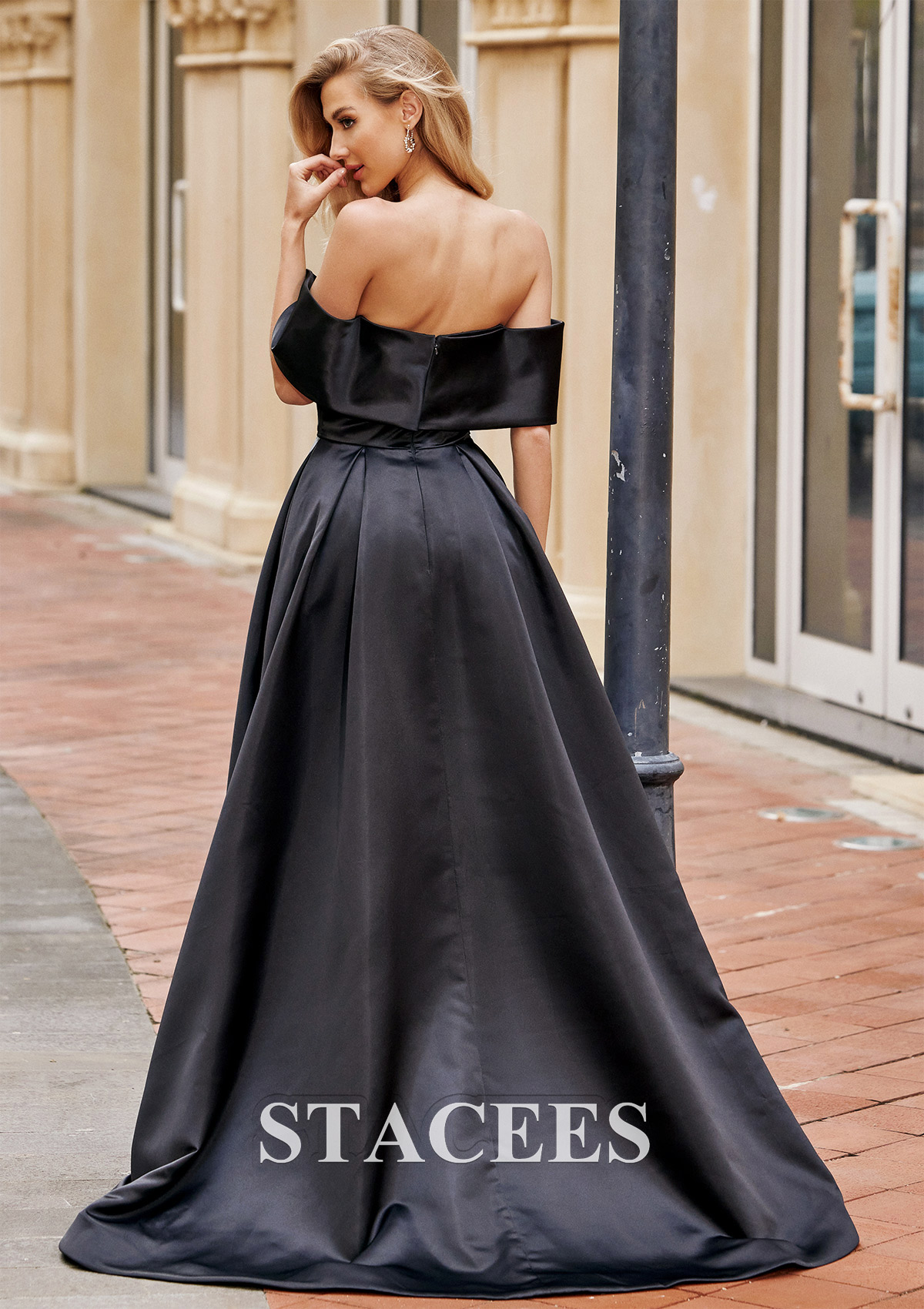 Noir Robe trapèze épaule dénudée satin traîne balayage robe de bal - STACEES